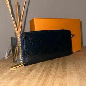 Louis Vuitton Zippy Wallet in Vernis Royal Blue